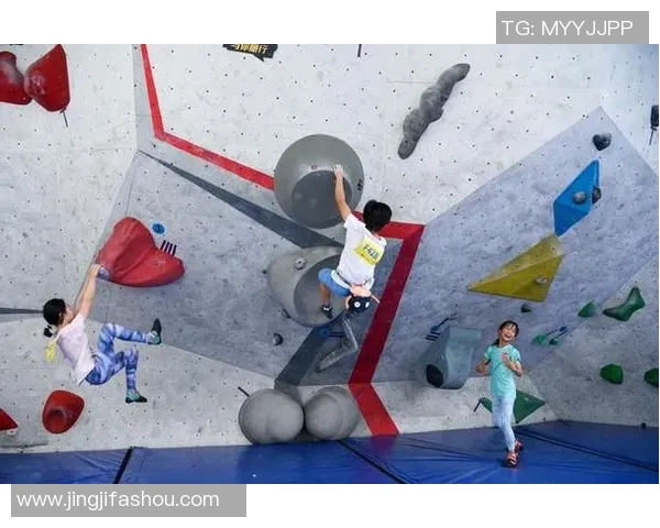 成都攀岩队在极限运动会中以88分稳居积分榜首位